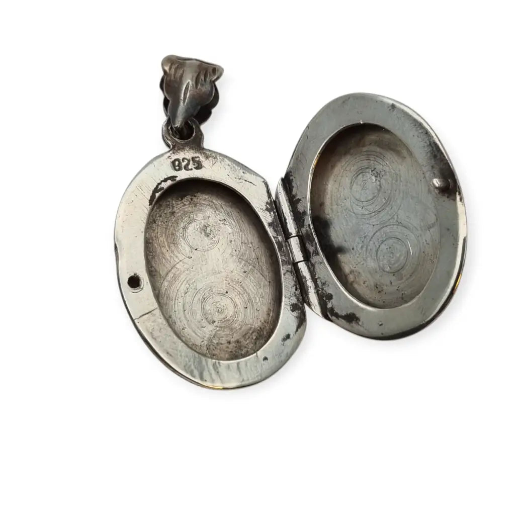 Guardapelo vintage ovalado de plata 925 con grabado vegetal y anilla