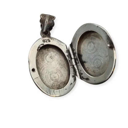 Guardapelo vintage ovalado de plata 925 con grabado vegetal y anilla