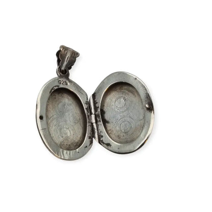 Guardapelo vintage ovalado de plata 925 con grabado vegetal y anilla