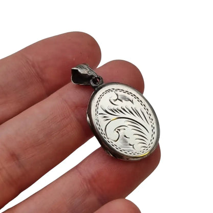 Guardapelo vintage ovalado de plata 925 con grabado vegetal y anilla