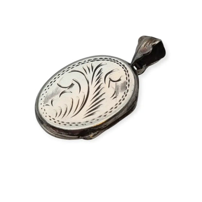 Guardapelo vintage ovalado de plata 925 con grabado vegetal y anilla