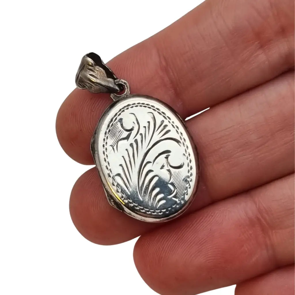 Guardapelo vintage ovalado de plata 925 con grabado vegetal y anilla