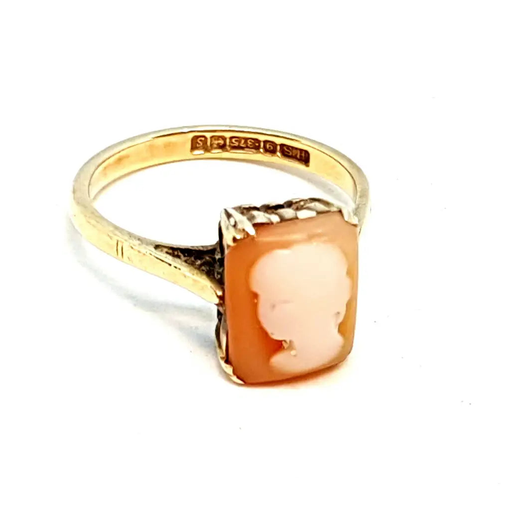 Anillo camafeo victoriano de oro 9 kt. Victoriano. Hacia XIX. Talla 7 EE. UU.