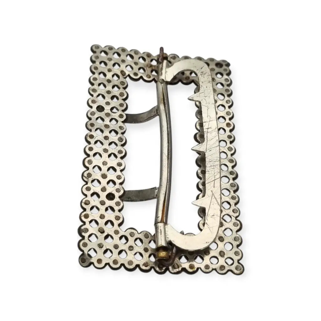 Hebilla victoriana antigua en acero facetado accesorio de moda circa. 1890.