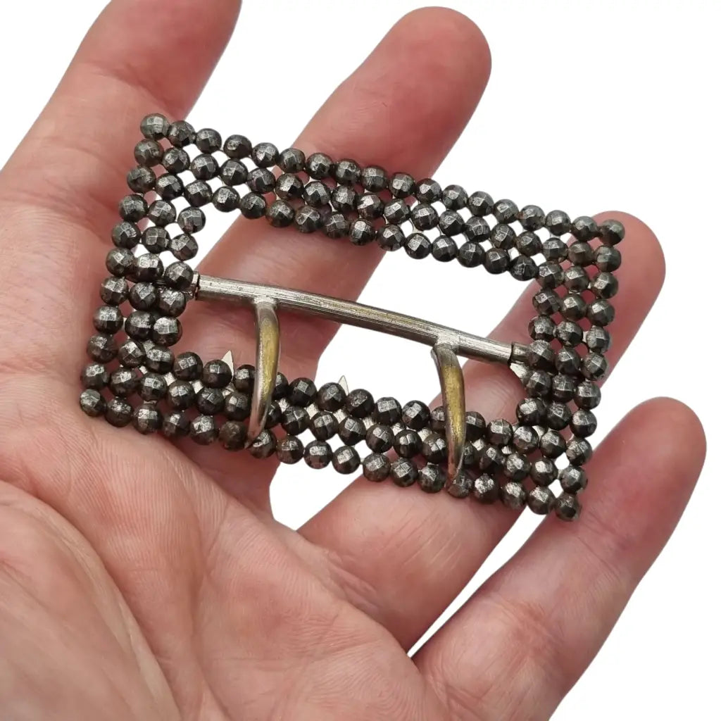 Hebilla victoriana antigua en acero facetado accesorio de moda circa. 1890.