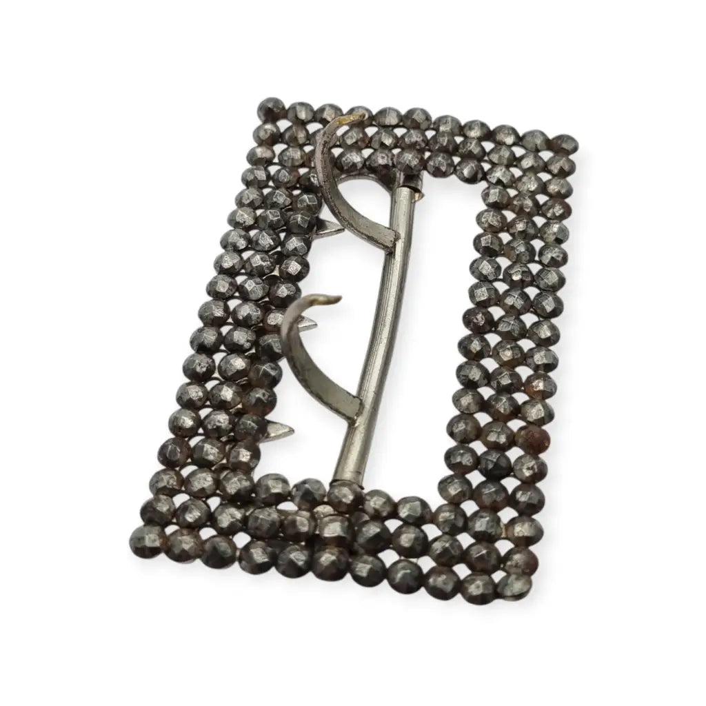 Hebilla victoriana antigua en acero facetado accesorio de moda circa. 1890.