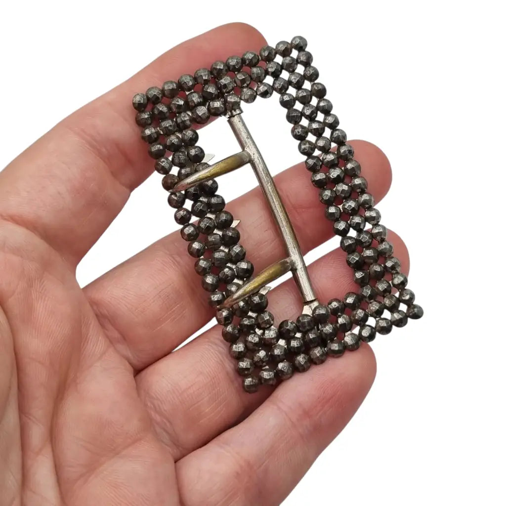 Hebilla victoriana antigua en acero facetado accesorio de moda circa. 1890.