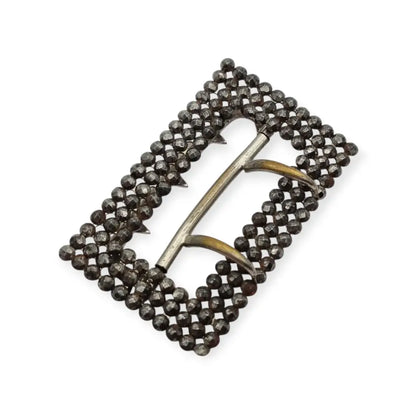 Hebilla victoriana antigua en acero facetado accesorio de moda circa. 1890.