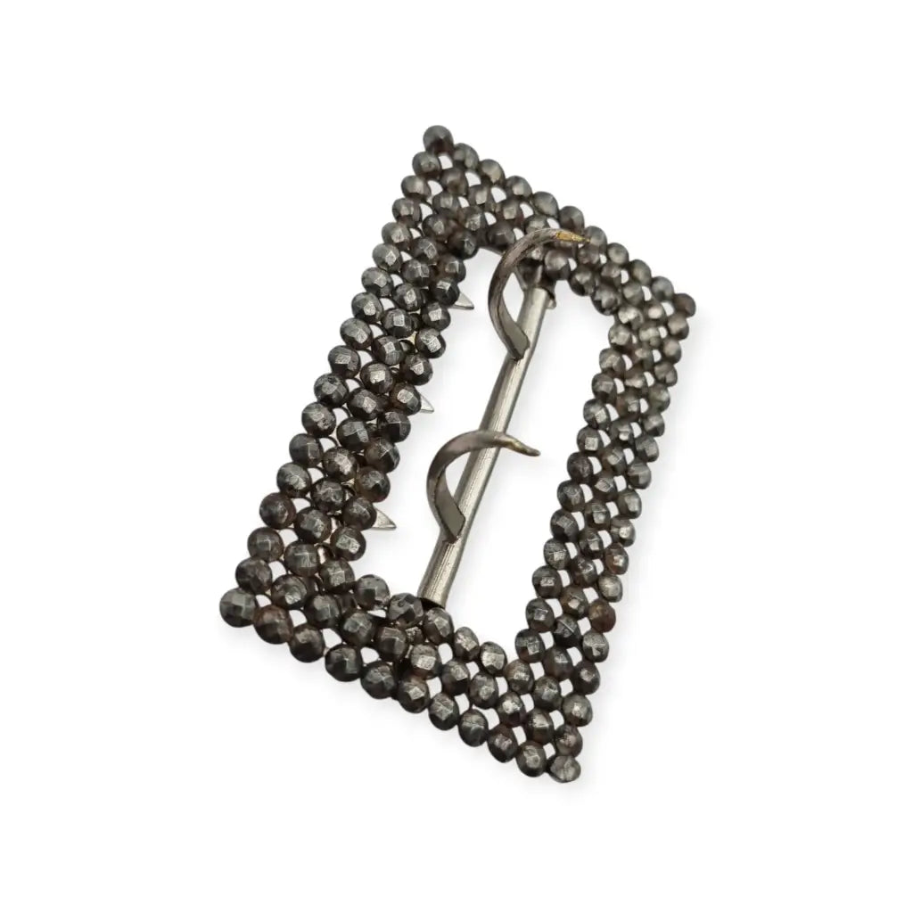 Hebilla victoriana antigua en acero facetado accesorio de moda circa. 1890.