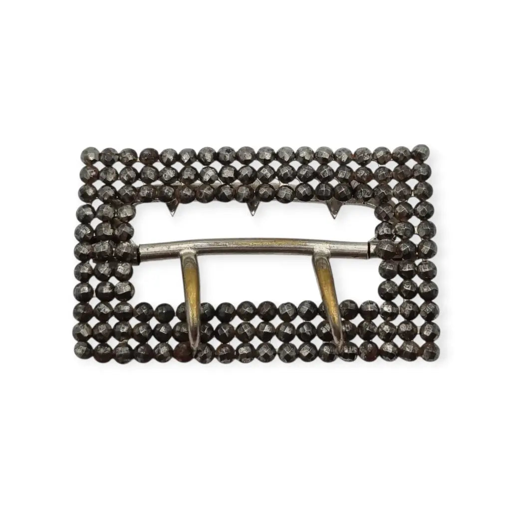 Hebilla victoriana antigua en acero facetado accesorio de moda circa. 1890.