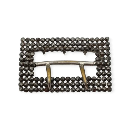 Hebilla victoriana antigua en acero facetado accesorio de moda circa. 1890.