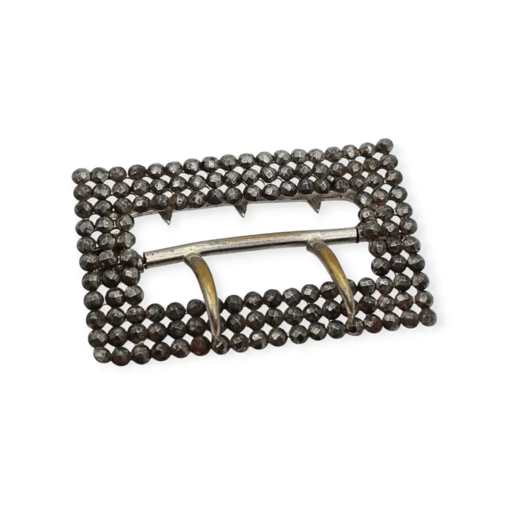 Hebilla victoriana antigua en acero facetado accesorio de moda circa. 1890.