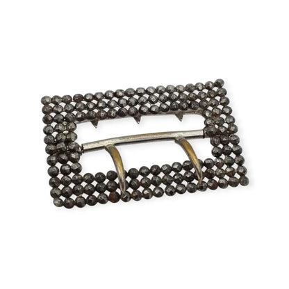 Hebilla victoriana antigua en acero facetado accesorio de moda circa. 1890.