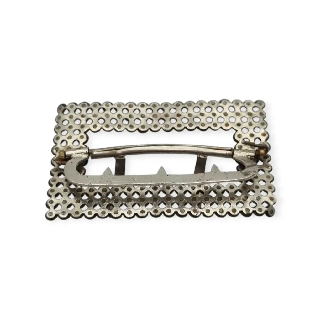 Hebilla victoriana antigua en acero facetado accesorio de moda circa. 1890.