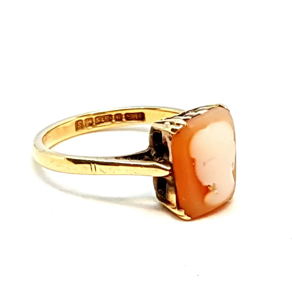 Anillo camafeo victoriano de oro 9 kt. Victoriano. Hacia XIX. Talla 7 EE. UU.