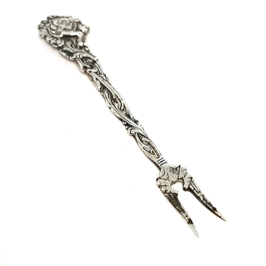 Tenedor victoriano realizado en plata y decorado con ángeles. Circa 1890.