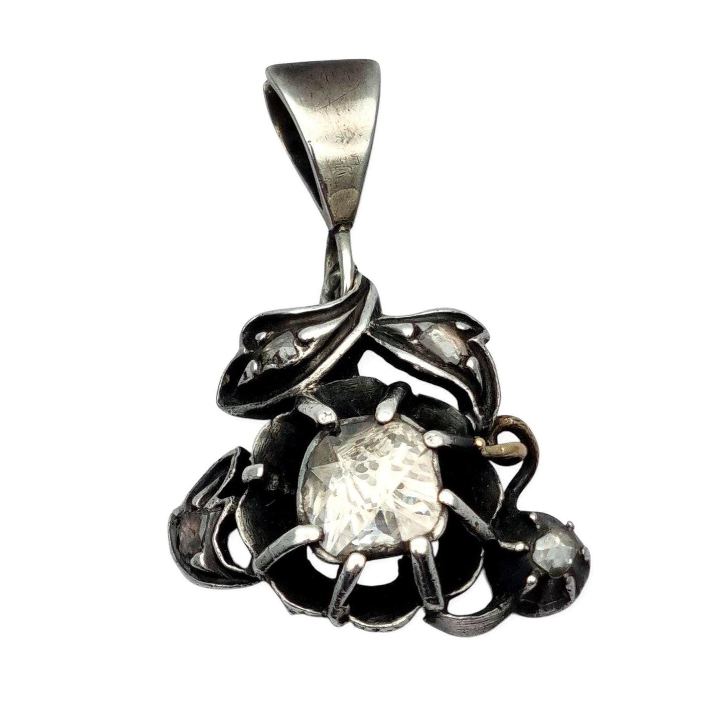 Colgante floral victoriano en plata con diamantes y detalles en oro, circa 1890