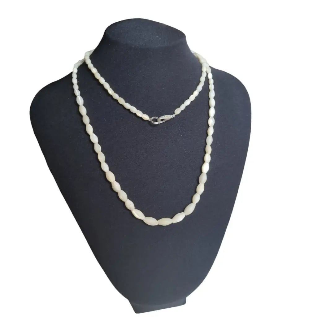 Collar largo de perlas nácar en color perla para mujer natural.