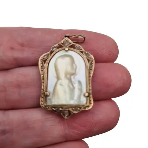 Medalla religiosa Art Decó de la Virgen oro 14k nácar y zafiros circa