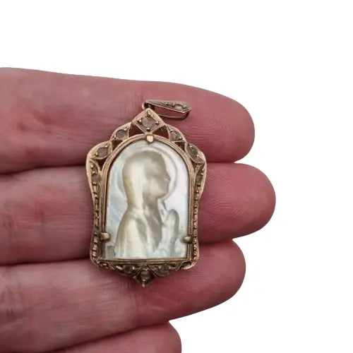 Medalla religiosa Art Decó de la Virgen oro 14k nácar y zafiros circa