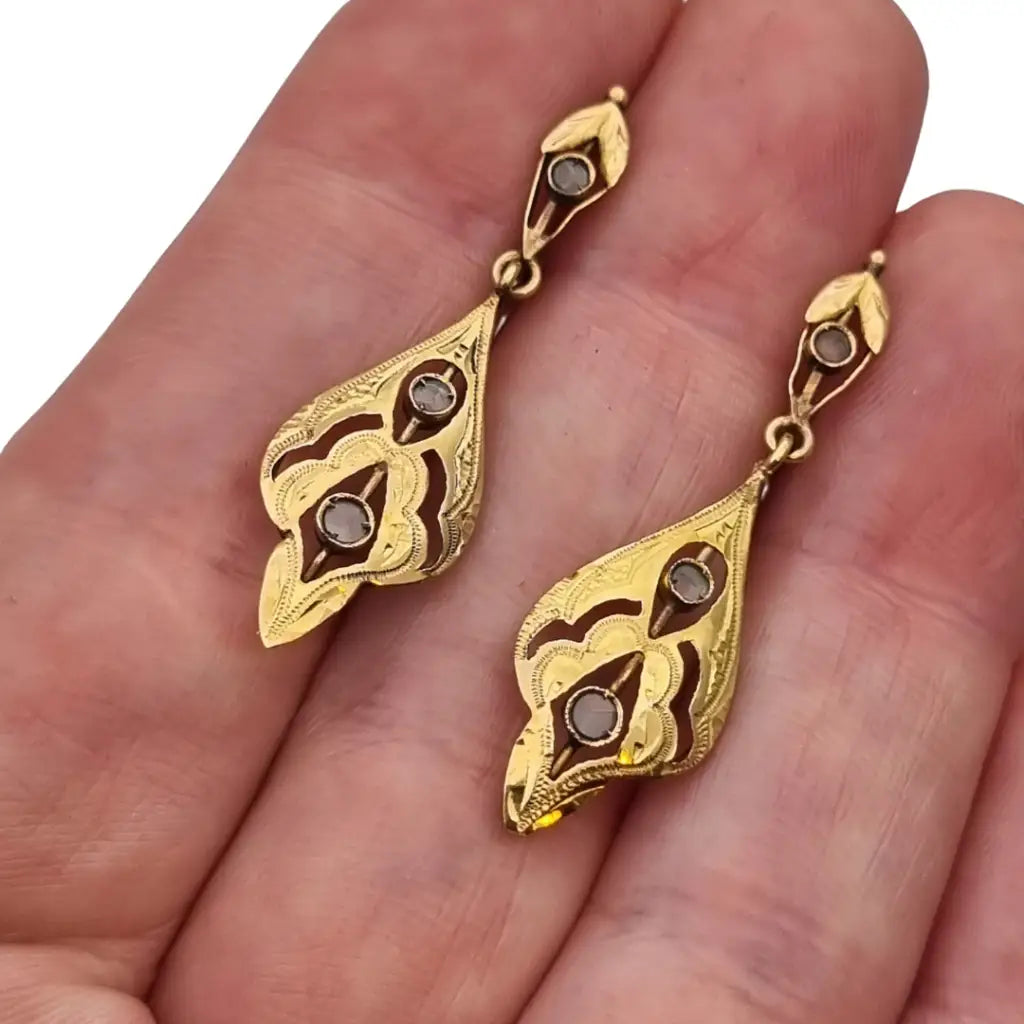 Pendientes Belle Époque en oro de 18k y zafiros diseño calado circa 1910.