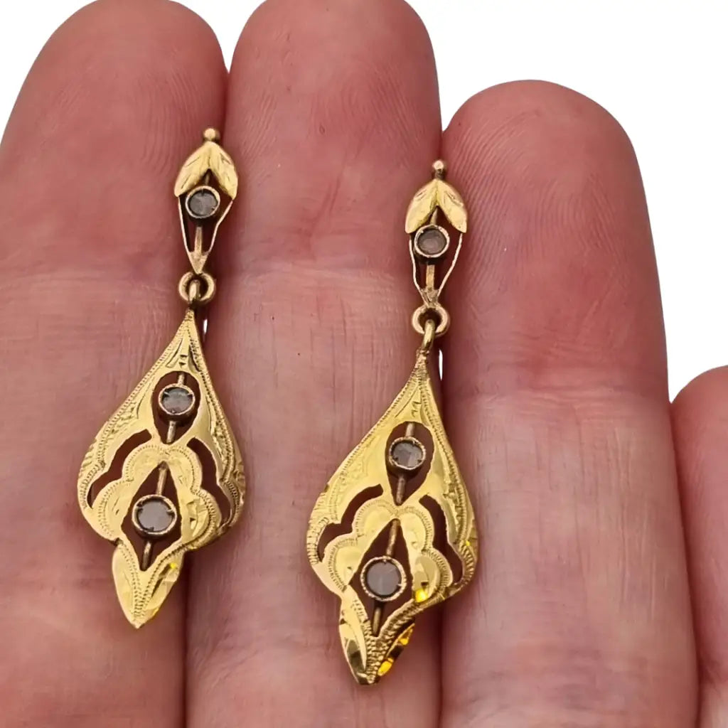 Pendientes Belle Époque en oro de 18k y zafiros diseño calado circa 1910.