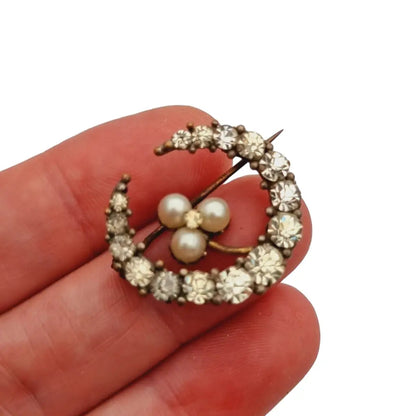 Broche luna vintage con pedrería blanca y perla pin original de los años 50.