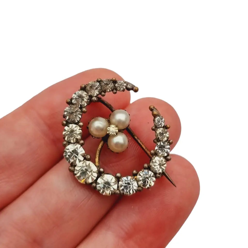 Broche luna vintage con pedrería blanca y perla pin original de los años 50.