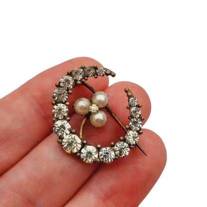 Broche luna vintage con pedrería blanca y perla pin original de los años 50.