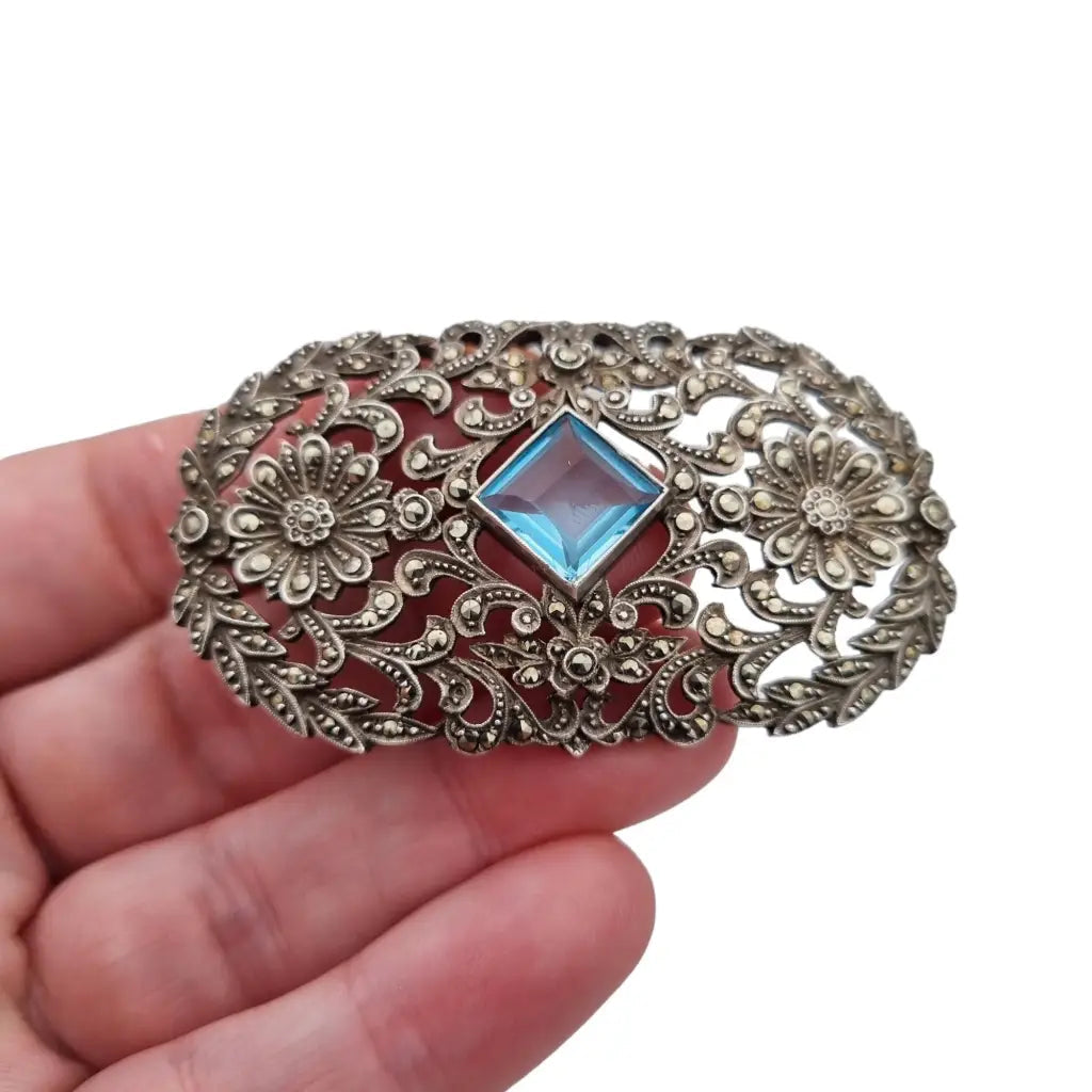 Broche art nouveau en plata 935 con una piedra central azul decorado flores