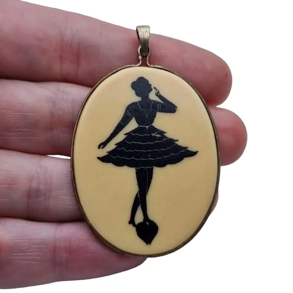 Colgante celuloide art deco escena años 20 de mujer bailarina pintada negro