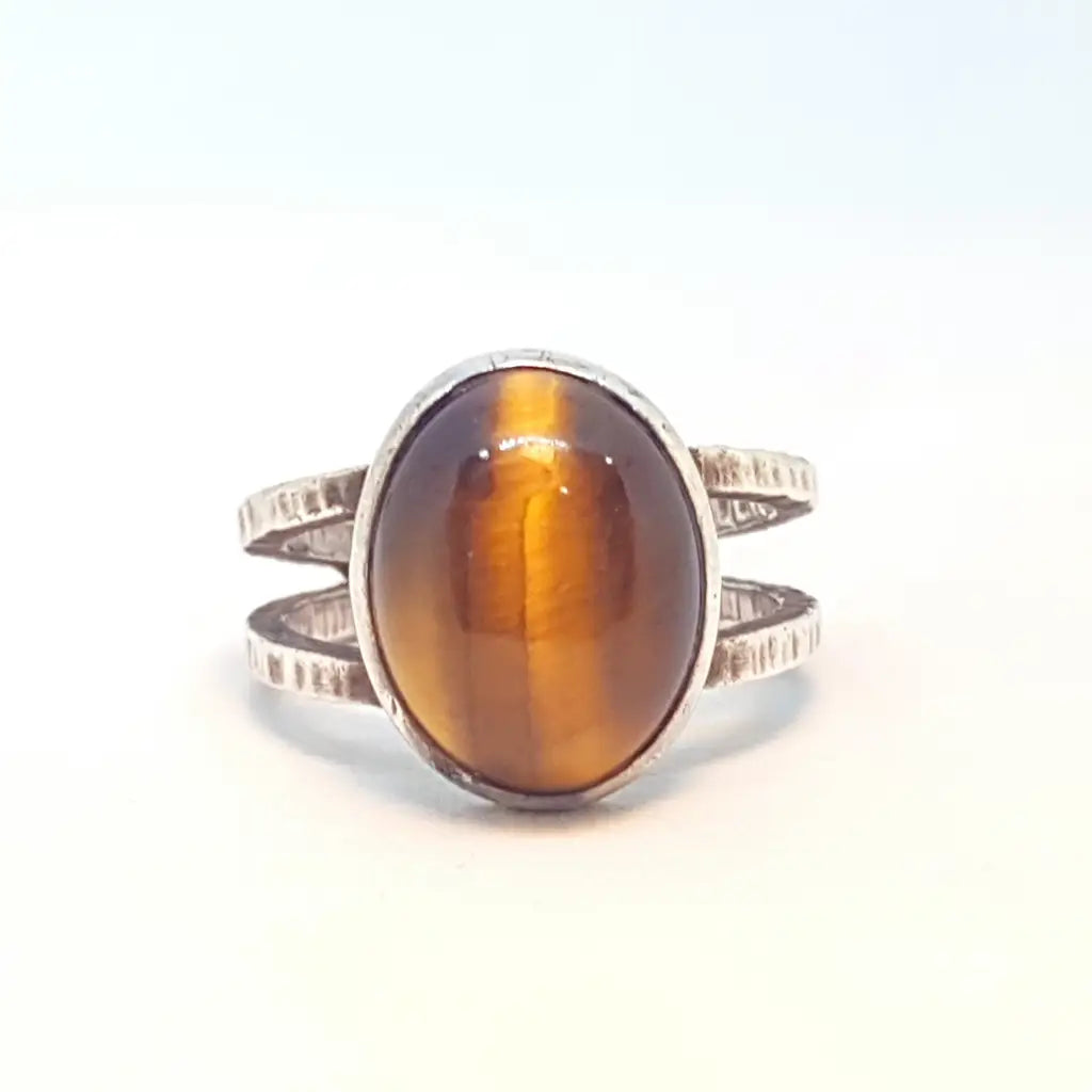 Anillo boho de plata con piedra ojo tigre joyería artesanal los años 70