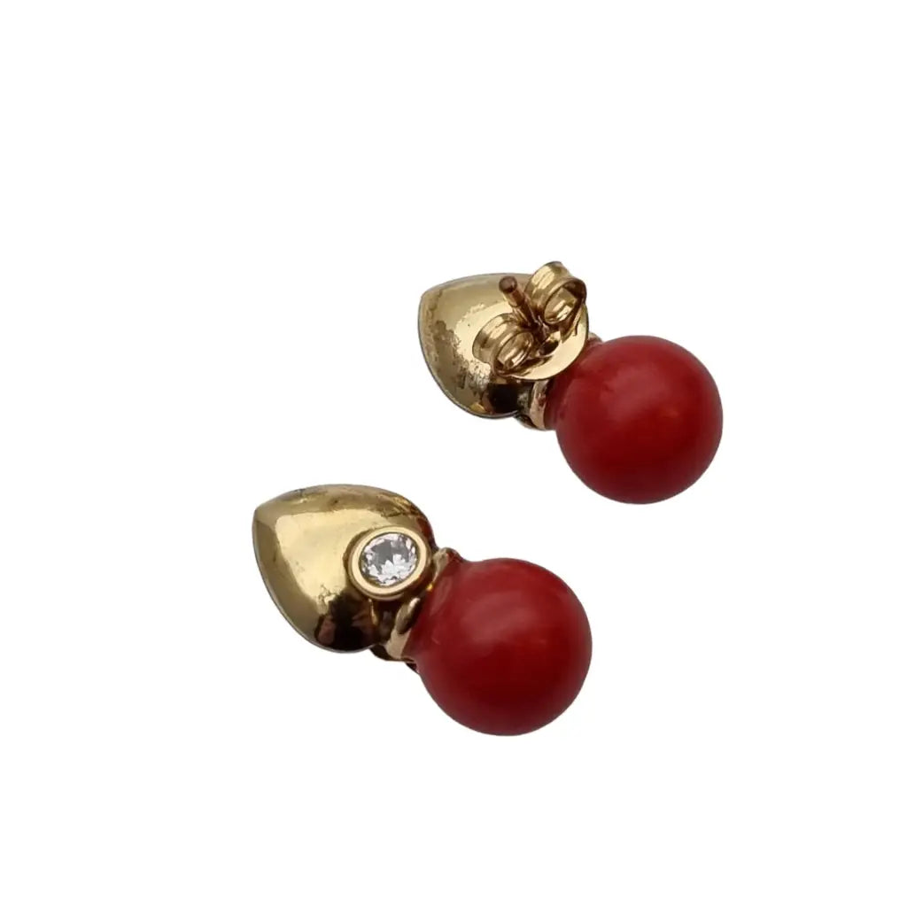 Pendientes laminados de coral rojo y oro con circonitas blancas novedades