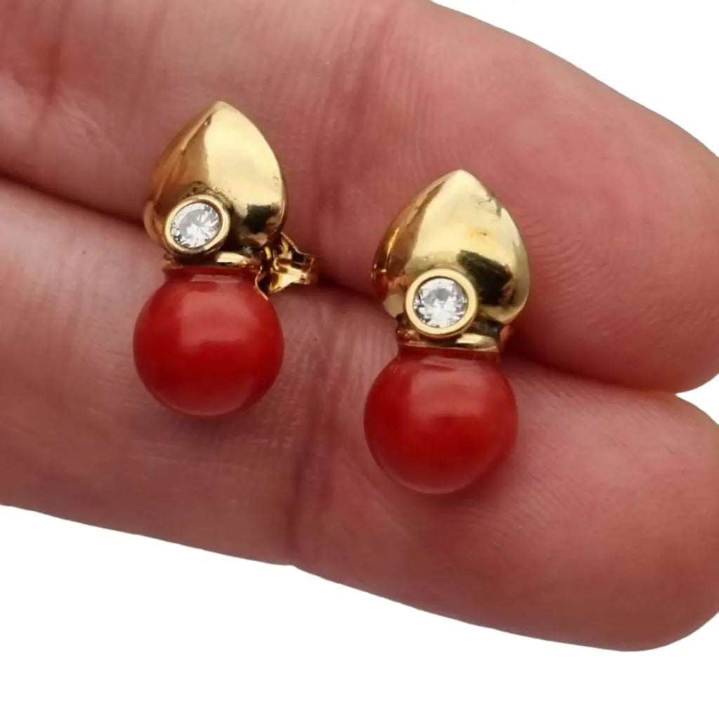 Pendientes laminados de coral rojo y oro con circonitas blancas novedades