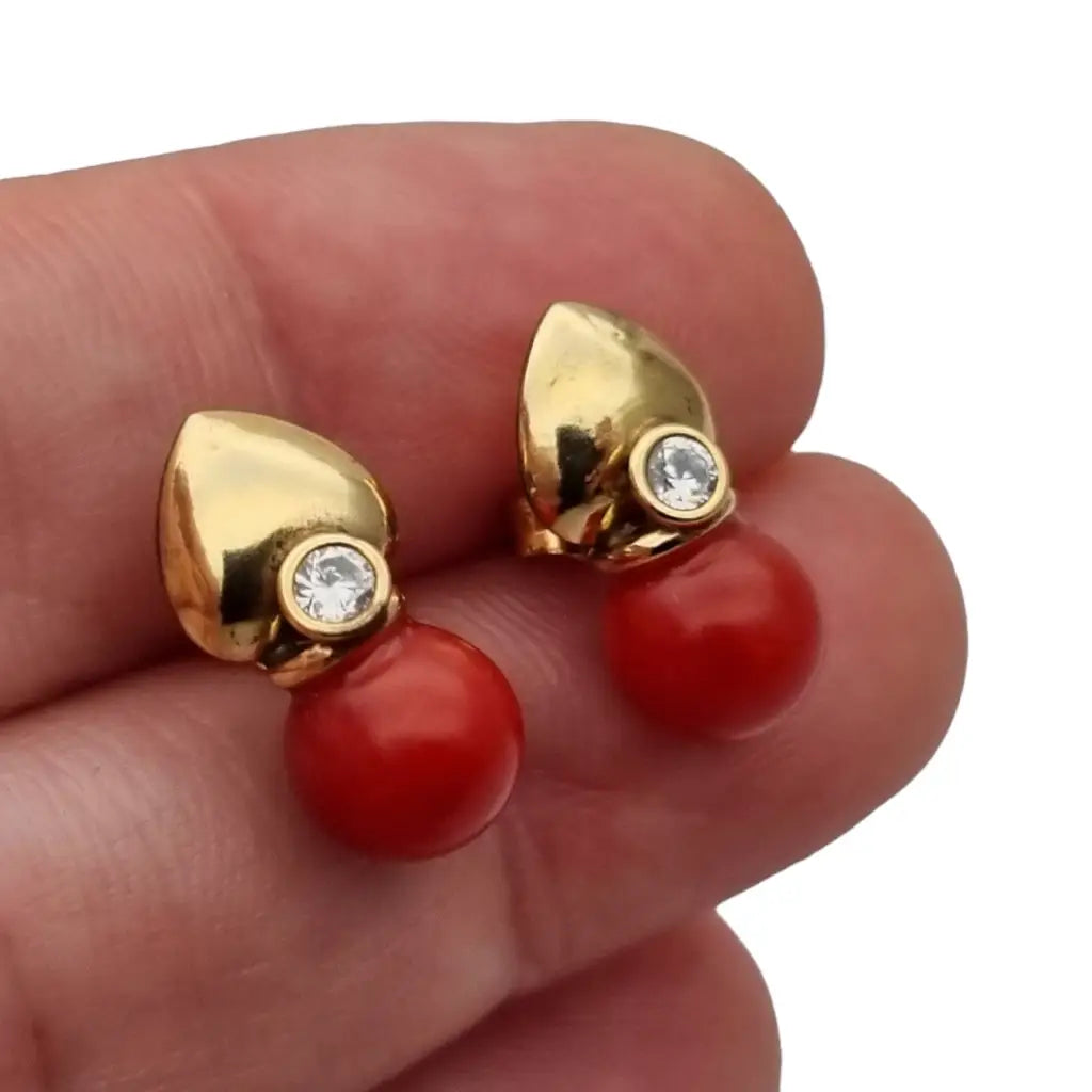 Pendientes laminados de coral rojo y oro con circonitas blancas novedades