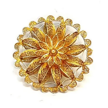 Broche de filigrana plata dorada para solapa o sombrero Motivo floral Circa