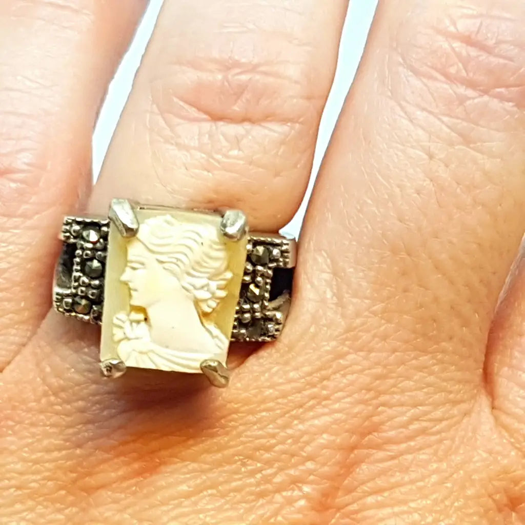 Gran anillo con camafeo de concha tallada cuadrada plata ley mediados