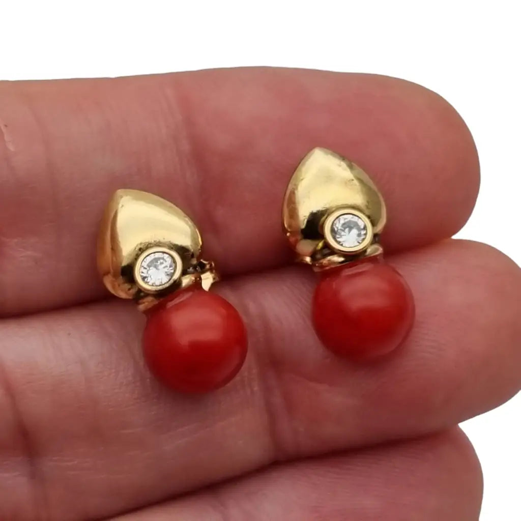 Pendientes laminados de coral rojo y oro con circonitas blancas novedades