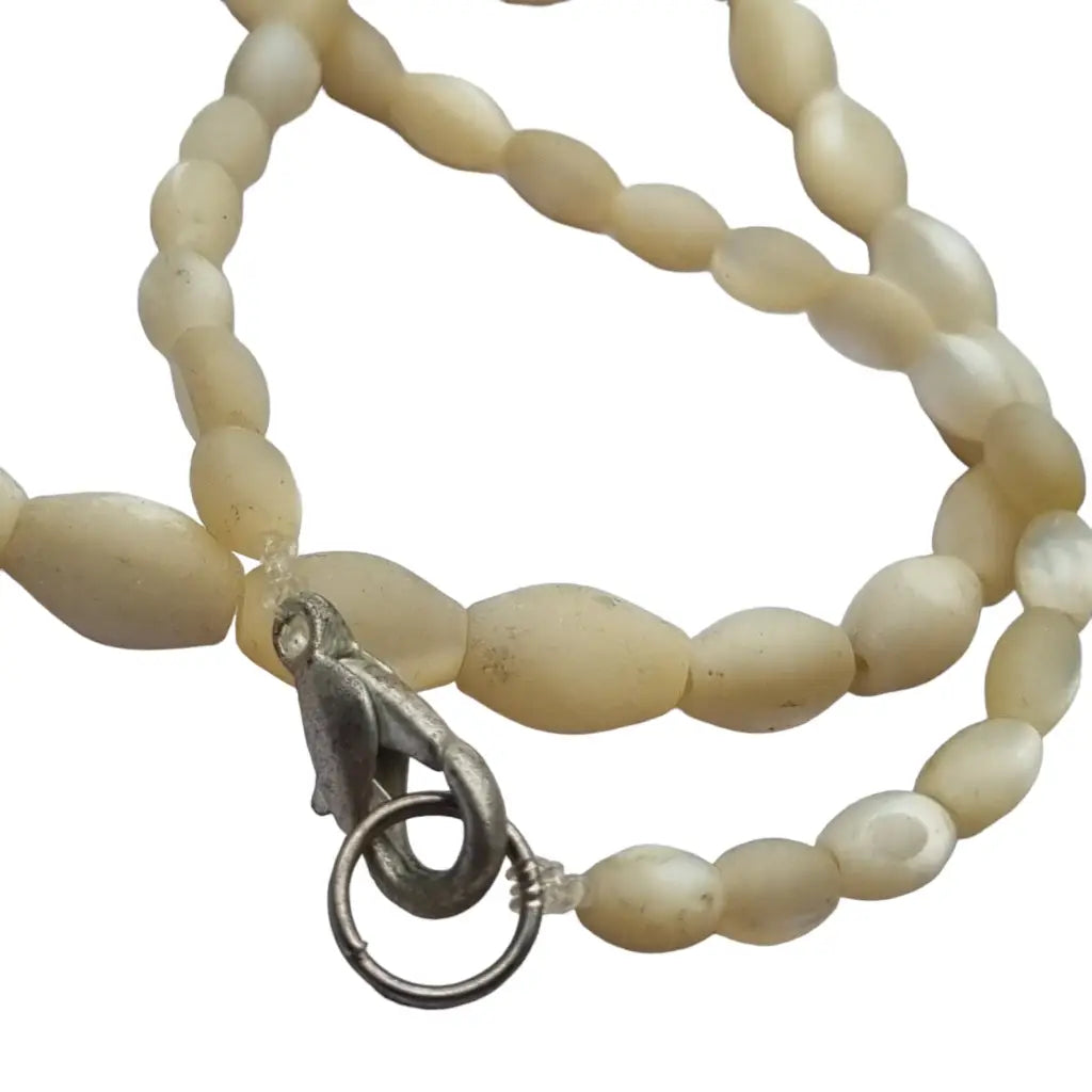 Collar largo de perlas nácar en color perla para mujer natural.