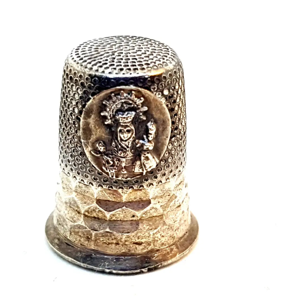 Dedal de colección dedal vintage troquelado en plata. Religioso. Costura