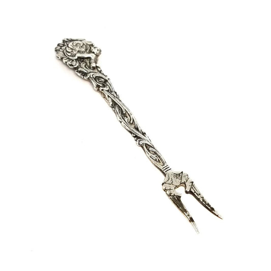 Tenedor victoriano realizado en plata y decorado con ángeles. Circa 1890.