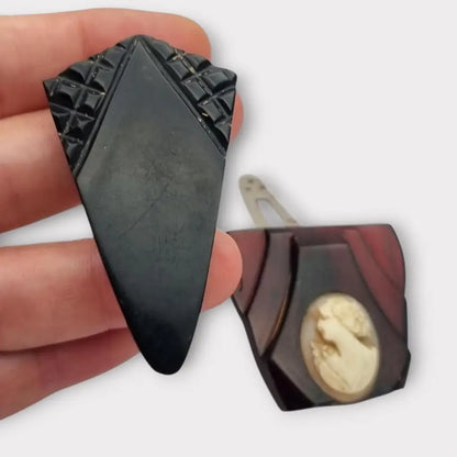 Lote de dos pinzas para vestido Art Decó en celuloide negro y marrón burdeos