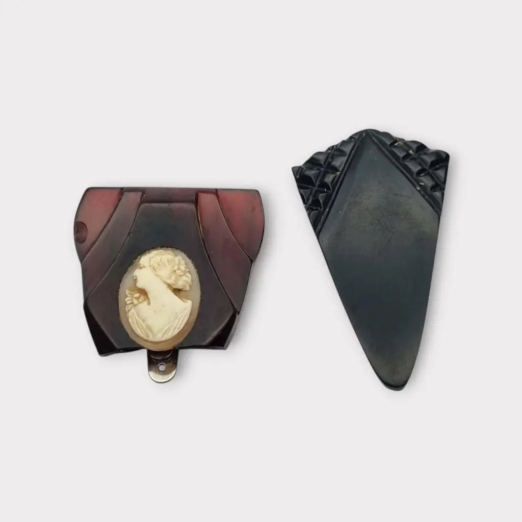 Lote de dos pinzas para vestido Art Decó en celuloide negro y marrón burdeos