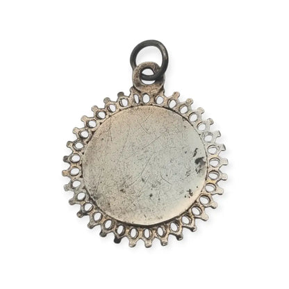 Medalla antigua de comunión en plata y grabado floral cáliz hostia pieza