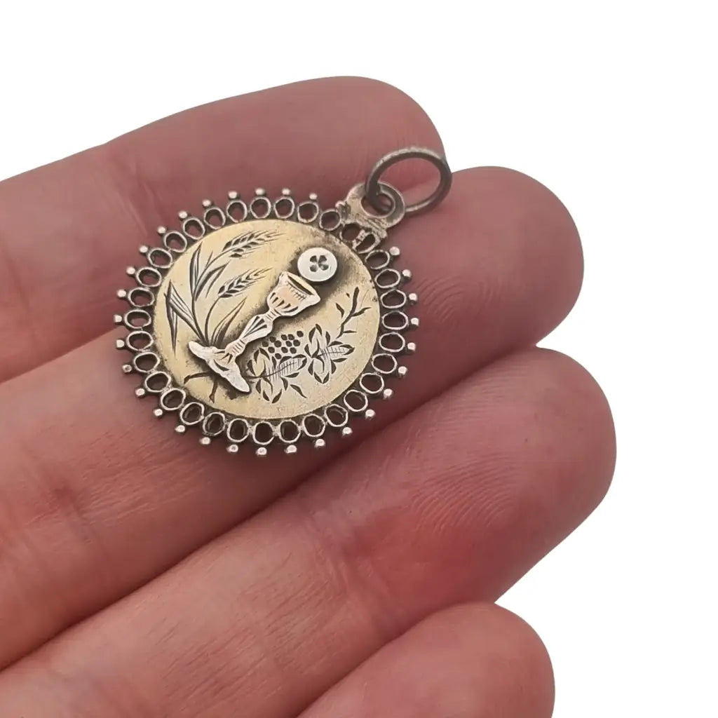 Medalla antigua de comunión en plata y grabado floral cáliz hostia pieza