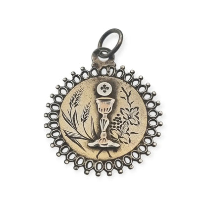 Medalla antigua de comunión en plata y grabado floral cáliz hostia pieza