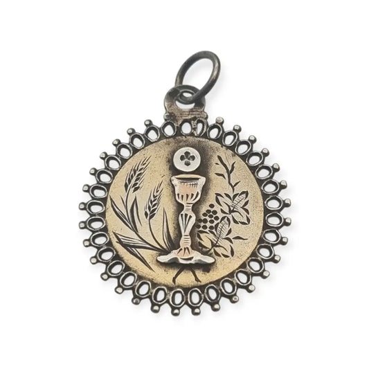 Medalla antigua de comunión en plata y grabado floral cáliz hostia pieza