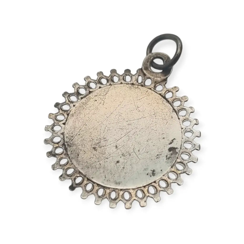 Medalla antigua de comunión en plata y grabado floral cáliz hostia pieza