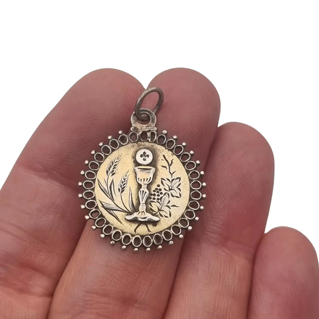 Medalla antigua de comunión en plata y grabado floral cáliz hostia pieza