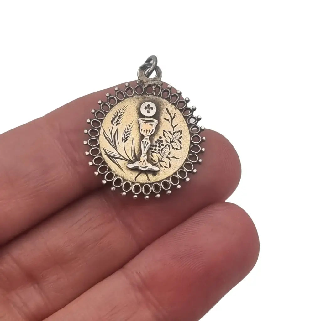 Medalla antigua de comunión en plata y grabado floral cáliz hostia pieza